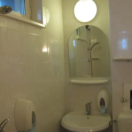 Sens בית הארחה